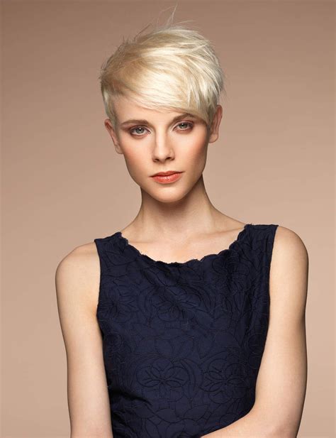 Nous vous en parlons depuis plusieurs jours, le carré est plus que jamais au top de la tendance. Épinglé sur Cute Hair