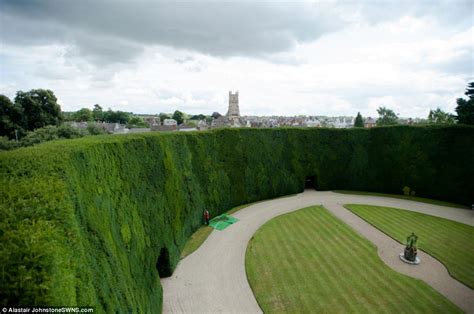 Bathurst Estate Hedge Trim Takes 2 Men 10 Days In Cherry Picker For