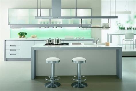 Estudia tus necesidades y elige esta moderna cocina presume de estilo country chic. Cocinas modernas con isla central