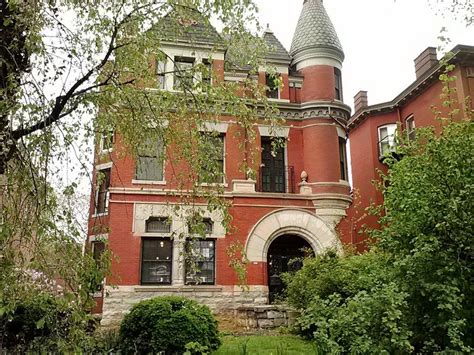 The distance from louisville center to the nearest city jeffersonville is 3.7 miles or 5.9 kilometers away. Old Louisville | Louisville Kentucky | Real Haunted Place