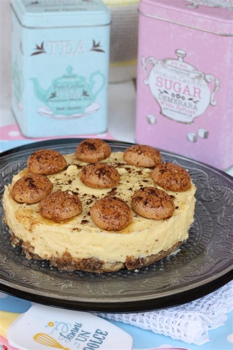Una deliziosa torta fredda farcita farcita con crema pasticcera, panna e amarene racchiuse in un morbido guscio di biscotti. Torta fredda crema caffe' amaretti | ricetta torta senza ...