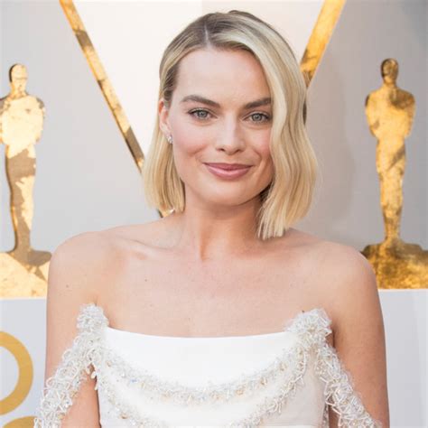 Margot Robbie Debuts Daring New Bangs At The 2021 Oscars And Fans Cant Get Enough Daily Dose