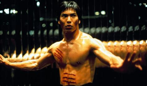 Nov 15, 2017 · la vida de bruce lee fue tan corta (falleció con 32 años) que el misterio en torno a su muerte se comporta como una mitología testaruda que se resiste a ofrecer una resolución definitiva. Dragon, la vida de Bruce Lee - Película (1993) - Dcine.org