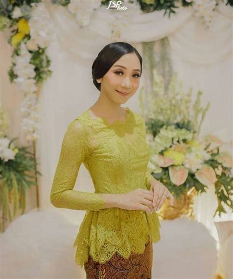 10 Ide Kebaya Bridesmaid Bernuansa Warna Kuning Dijamin Bikin Semua