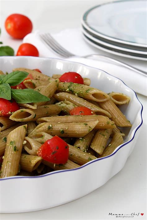Tostare i pinoli in un padellino antiaderente. Pasta fredda con pesto, pomodorini, olive e capperi ...