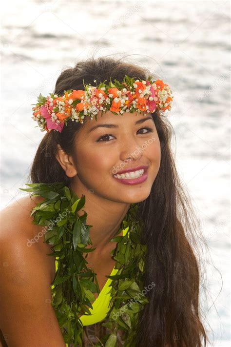 Portrait Dune Belle Fille Hawaïenne — Photographie Tomasfoto © 2853665