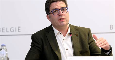 Als het aantal besmettingen en ziekenhuisopnames voldoende daalt, zijn verdere versoepelingen van de coronamaatregelen mogelijk. Steven Van Gucht: "Versoepelingen liever eerst in ...