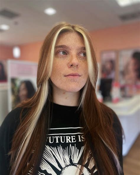 Skunk Stripe Hair is coming back - 50 ideas of Skunk Hair Dying in 2024