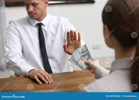 Hombre Que Se Niega A Aceptar Un Soborno En La Mesa En El Interior Foto