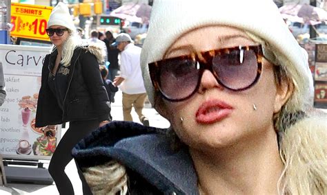 Dazed And Confused Amanda Bynes Looks Lost As She Tries To Navigate Nyc