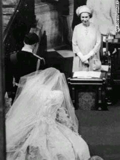 Dianas First Curtsy To The Queen July 29 1981 Charles And Diana Wedding Princess Diana