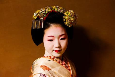 Traditional Geishas Entertain Western Guests The New York Times
