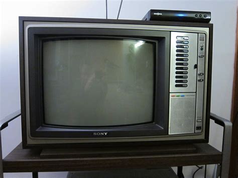 Eureka Xxl 135 28 Inch Crt Tv Typical 80s 90s Television Set E 056