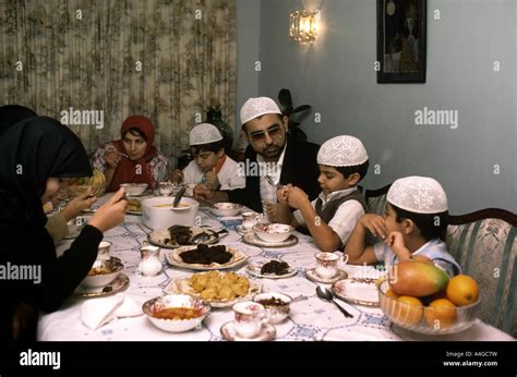 Muslimische Familie feiert Ende des Ramadan mit Mahlzeit genannt Iftar endet das Fasten auch ...