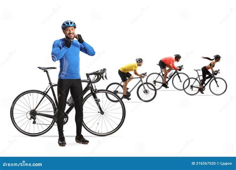 Joven Que Se Pone Un Casco Y Un Grupo De Ciclistas Que Se Montan En La Parte Trasera Foto De