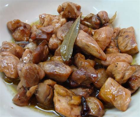 El arroz frito es uno de los platos mas populares de la gastronomía china, en esta ocasión lo realizaremos con pechuga de pollo aunque también se puede realizar con mariscos. Receta de pollo al ajillo frito - Unareceta.com
