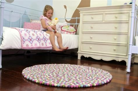 Das macht einen teppich für kinderzimmer besonders. Handgemachter runder Teppich - exklusive Note im Haus!