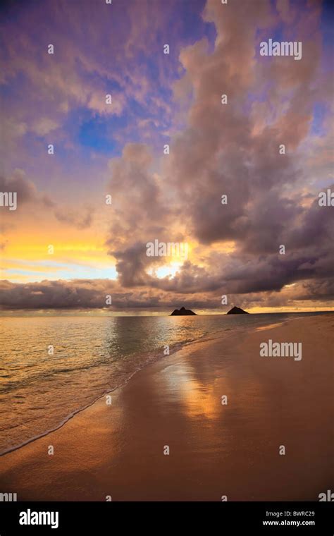 Pacific Sunrise At Lanikai Beach In Hawaii Stock Photo Alamy