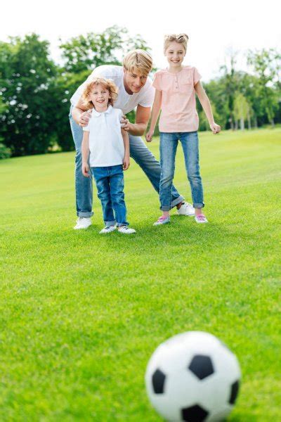 Padre E Hija Jugando Al Fútbol En El Parque — Aire Libre Naturaleza