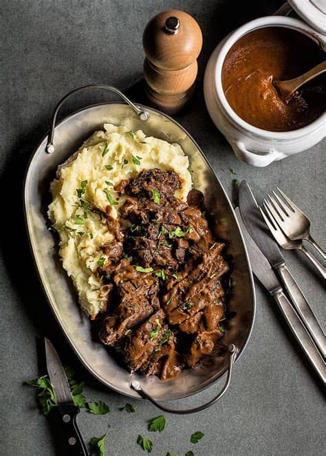 Coloca la tapa y sube el fuego al máximo, y cuando empiece a silbar, bájalo a fuego medio y deja que se cocine durante 45 minutos. Carrilleras de ternera al vino tinto | Receta ...