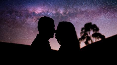 Download Wallpaper 2048x1152 Couple Kiss Starry Sky Love Tenderness