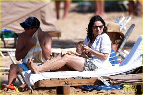 Julia Louis Dreyfus Shows Off Great Beach Body At 53 Photo 3268993