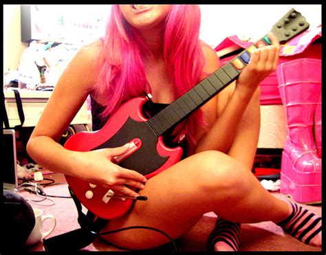 11 Hot Chicks Playing Guitar Hero Sussurroeterno