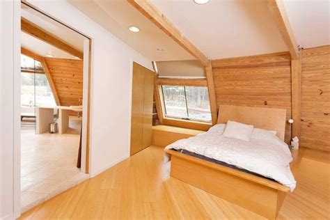 modernes schlafzimmer dachschraege mit holzboden und wandverkleidung aus