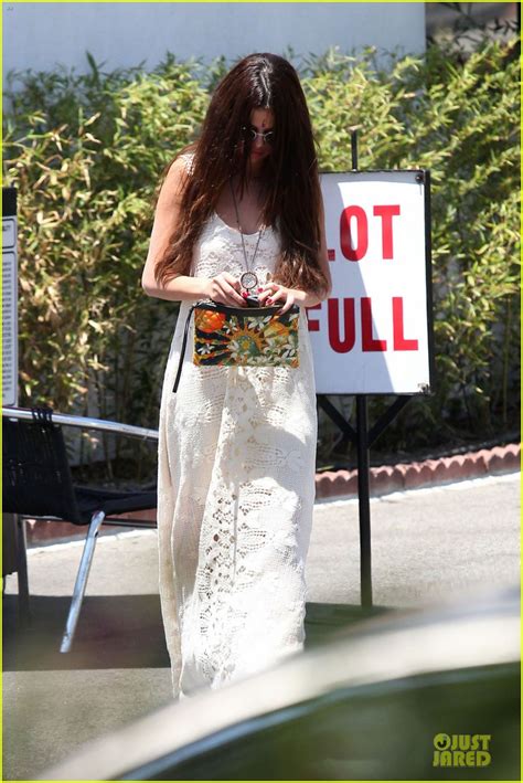 Selena Gomez Stars Dance Album Tops Billboard Photo