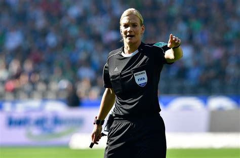 Bibiana Steinhaus Primo Arbitro Donna In Bundesliga Lesordio In Campo