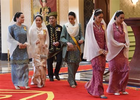 Penuh istiadat pertabalan al sultan. Tengku Puteri Jihan anggun mengenakan busana Permaisuri ...