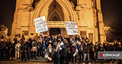 Strajk kobiet informuje, że policja zatrzymała aktywistów wspierających w płocku elżbietę podleśną sądzoną za tęczową maryję. Kibole ŁKS-u i Widzewa posłuchali Jarosława Kaczyńskiego. Będą bronić kościołów przed 'lewactwem'