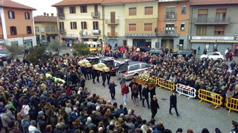Grande Folla Commossa Ai Funerali Dei Tre Ragazzi Morti In Un Incidente