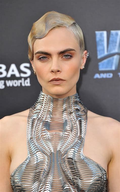 Bekijk meer ideeën over kapsels, cara delevingne, haar. Cara Delevingne's Hairstyles Over the Years