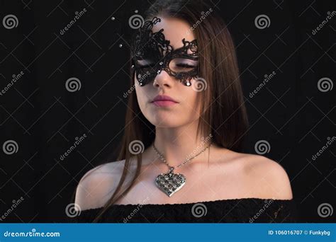 Junge Mystische Frau Die In Der Maske Aufwirft Stockbild Bild Von