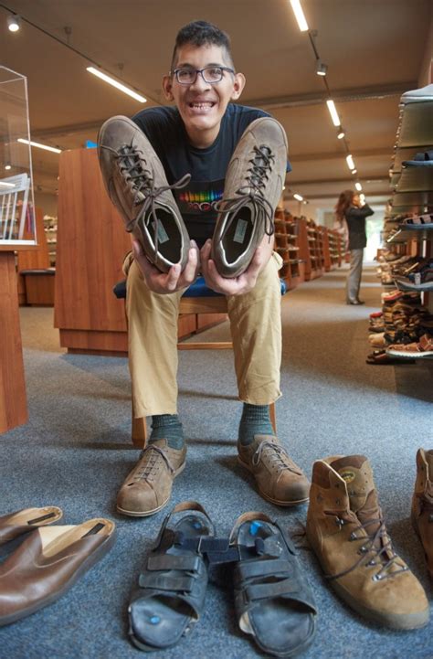Man With Biggest Feet In The World Gets A New Pair Of Size 32 Shoes Metro