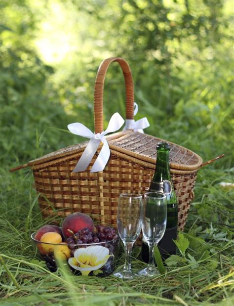 How To Pack A Romantic Picnic Basket