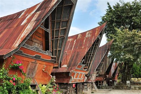 Beberapa sumber menyatakan bahwa leluhur suku ini berasal dari daerah india selatan tetapi ini hal yang. Rumah Adat Batak Simalungun / 1 Rumah Adat Batak ...