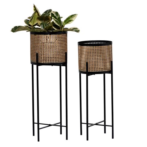 Decmode 11w 32h Indoor Outdoor Gold Metal Planter With Removable