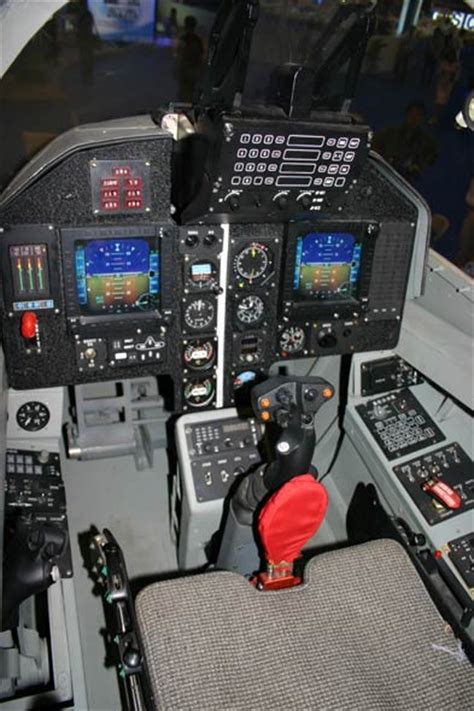Cockpit displays are the limiting factor in achieving full sensor fusion. 图文：L-15高教机前飞行员驾驶舱特写_新浪军事_新浪网