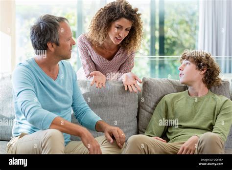 Familia Feliz Hablando En Un Salón En Casa Fotografía De Stock Alamy