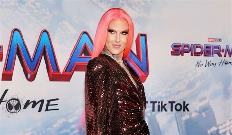 Youtuber Jeffree Star Claims To Have Nfl Boyfriend Posts Pics