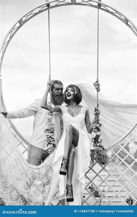 Giovani Coppie Della Donna Della Sposa E Dell Uomo Barbuto Fotografia Stock Immagine Di Sposa