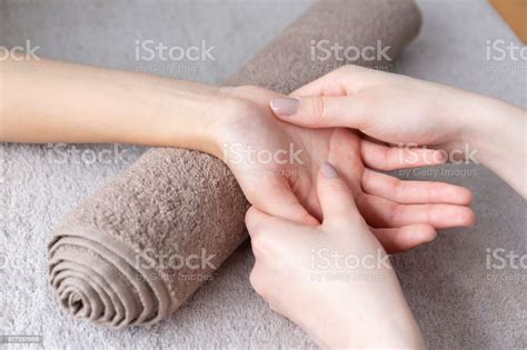 Massaggio Alle Mani Fotografie Stock E Altre Immagini Di Massaggiare Massaggiare Massaggio