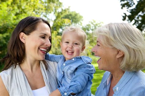 Familia Feliz Con Madre Hijos Y Abuela Foto Premium