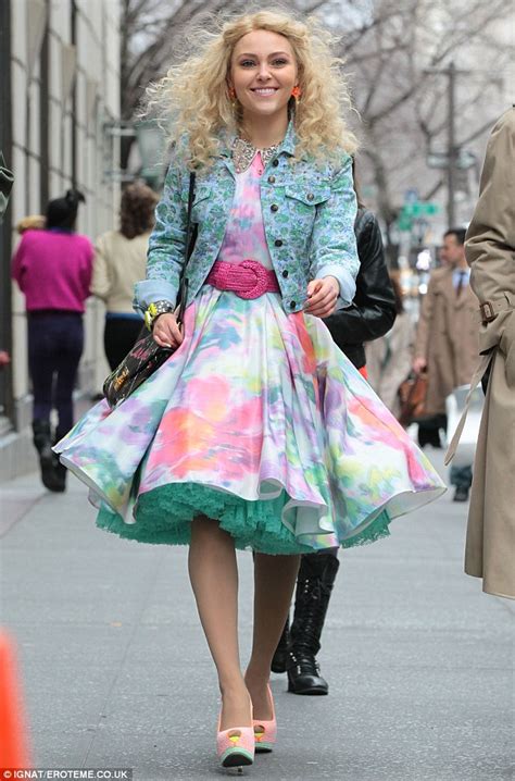 Annasophia Rob Looks Fabulous In A Fifties Frock As Young Carrie