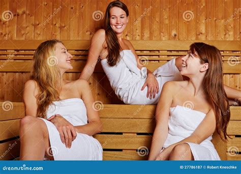 TARGET454 1 W Sauna Trzy Kobiety Obraz Stock Obraz złożonej z