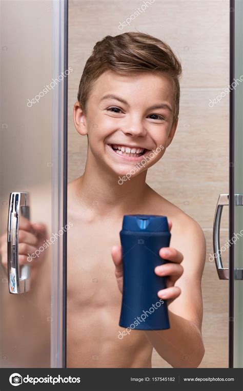 Adolescente chico en el baño fotografía de stock VaLiza 157545182