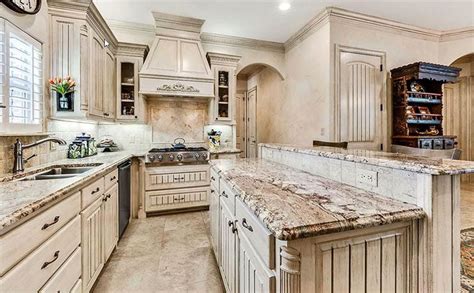 Antique White Kitchen Cabinets Are What Many Homeowners Look For Gec