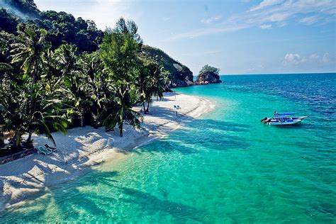 30 minutes boat ride from mersing jetty. Exploring the Haven of Pulau Rawa - JOHOR NOW